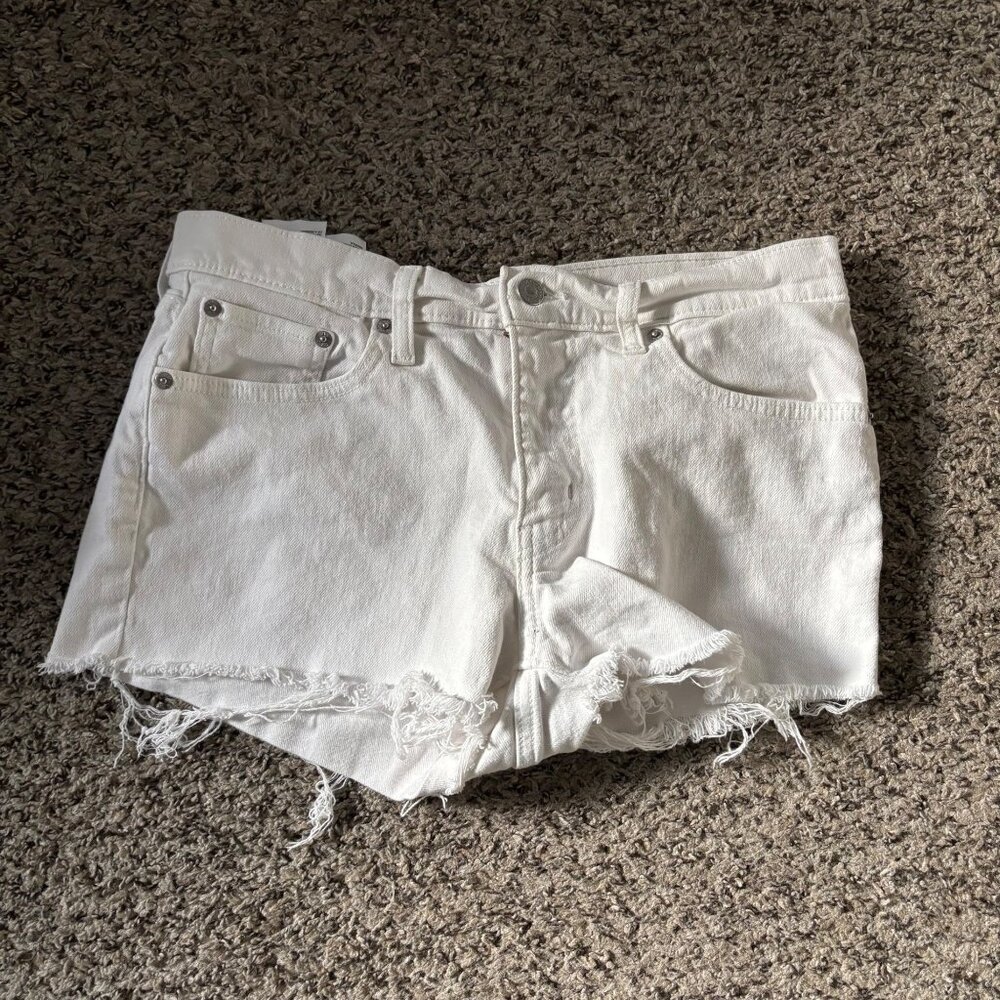 Levis Womens White Mid-Length Denim Shorts Size 30 With Frayed Hem & Zipper Fly